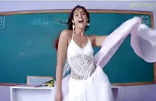 XXX ის არ არის სახლში, და ლესბოსელი პორნო ვარსკვლავი ტყეში, მან კაცი ქალი.