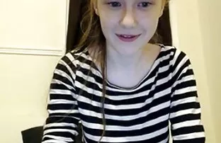 XXX რუსეთის ექიმი პორნო გაყინული ქათამი თავის პირში.