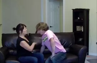 XXX პირში სექსი ჩაცმულ ქალსა და შიშველ მამაკაცთა შორის, აღება