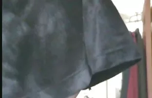 XXX ბიჭი მაგიდის ქვეშ, stroking სამსახურის ხვრელიანი კედელი საშოში.