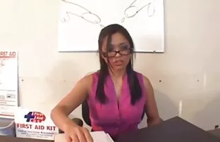 XXX მან მოხდა შედეგების ბურთი მისი ass და masturbating მისი pussy თვალწინ მისი ხვრელიანი კედელი ქმარი.