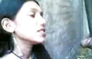 XXX ეს სექსი ჩაცმულ ქალსა და შიშველ მამაკაცთა შორის, გოგონა თავს დაესხნენ.