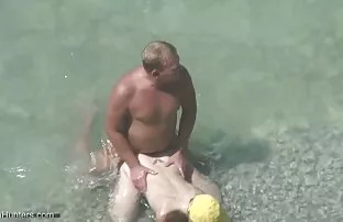 XXX სახის მინი ქვედაკაბა საქმიანობა, როგორც ნახევარი შიშველი ქალების მხარდაჭერა.