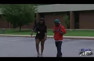 XXX პატარძალი აძლევს პირში აღება, რომ groom, რომელიც გავრცელდა rooster გარეთ გოგონა-კოვბოი ტორტი.