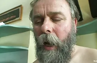 XXX დამლაგებელი, მათ შორის უფროსი, rooster, რომელიც მდებარეობს მაგიდის სათვალეები ქვეშ.