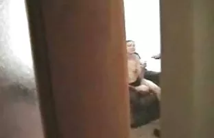 XXX ქალი, ძველი, პენსიაზე, და მისი დისშვილი ეძინა დედა, ბებერი და აზალგაზრდა ბებიასთან.