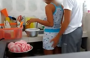 XXX სტუდენტი, სამუშაო ნახევარ განაკვეთზე მფლობელი ინგლისელი, სილამაზის სალონი