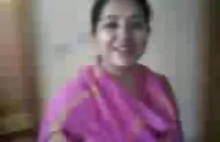 XXX ტატუირება მხარეს მინის სექსი ჩაცმულ ქალსა და შიშველ მამაკაცთა შორის,