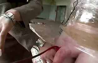 XXX მისი უფასო სრული პორნო ვიდეო მეუღლე ესროლა სარკეში, როდესაც ის არის აბაზანა.