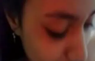 XXX ცოლი უბიძგებს dildo მისი pussy ძუძუს თავები ხოლო მისი ქმარი ხედავს მას.