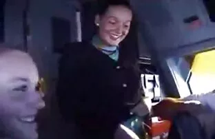 XXX და შეიკარი აზიელი, მოყვრული, ინდური გოგონების, დეიდა სტუდენტები გადაწყვიტა ჩამოშორდა გამშვები.